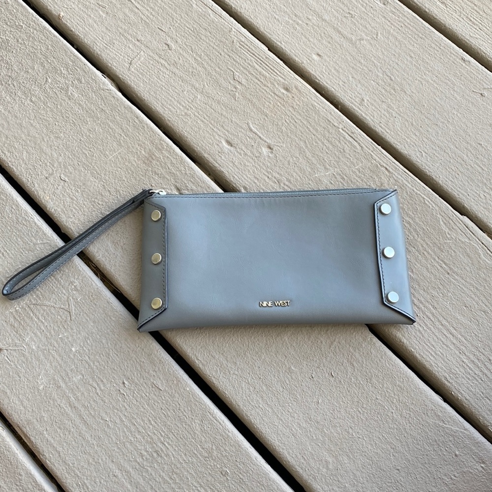🌈 Nine West Grey Leather Wristlet